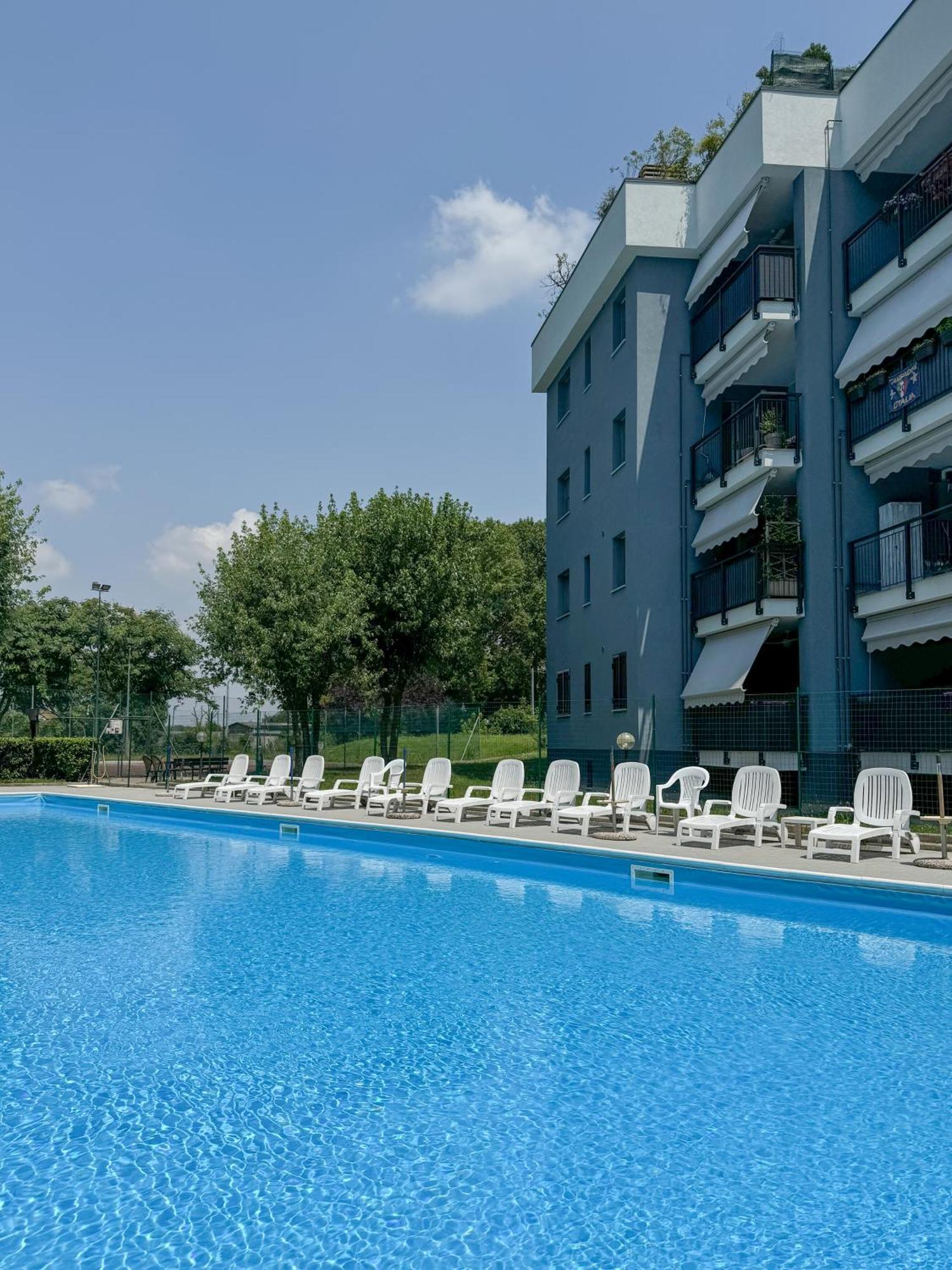 Kandinski Apartment - With Pool セッティモ・ミラネーゼ エクステリア 写真