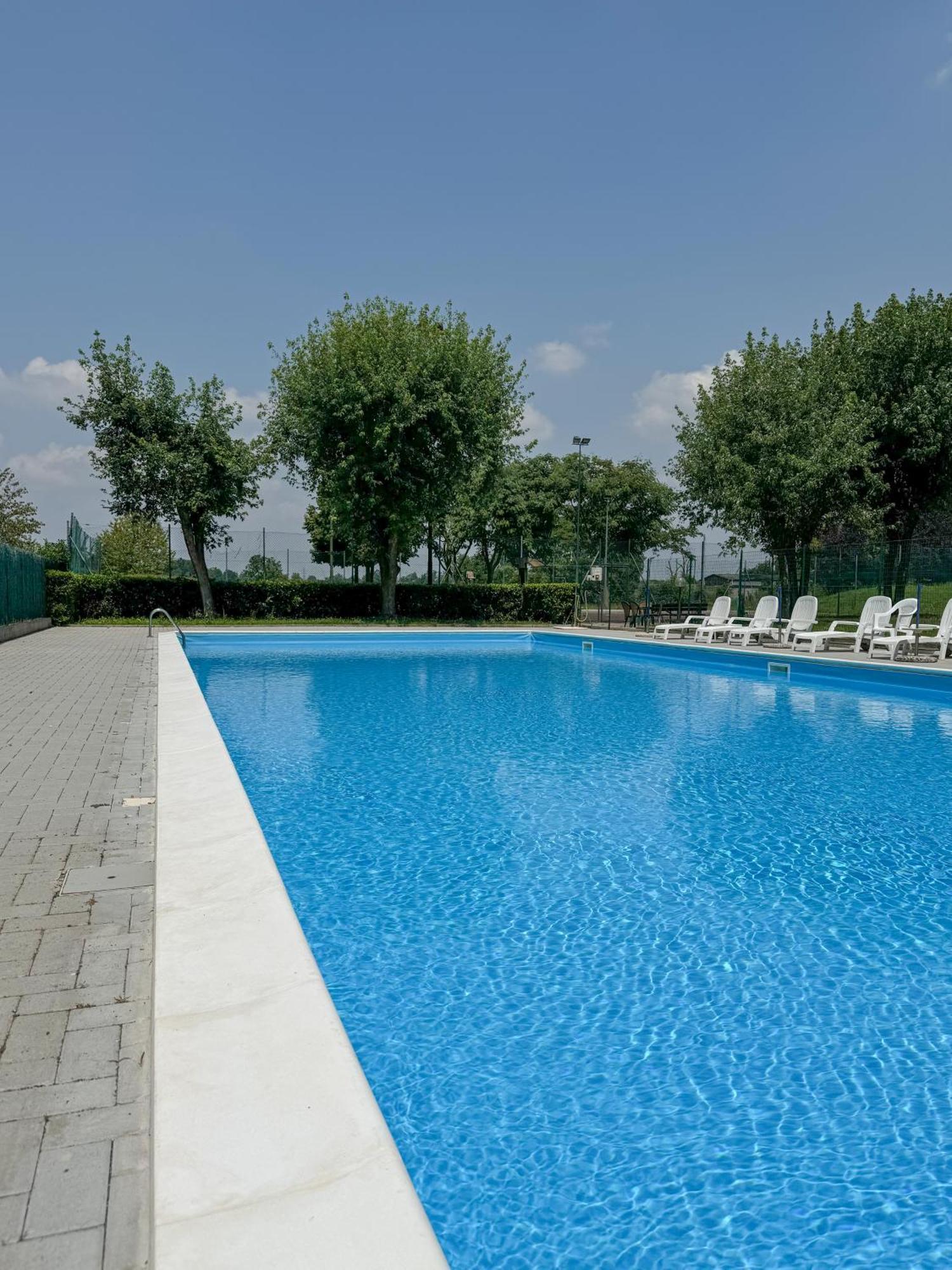 Kandinski Apartment - With Pool セッティモ・ミラネーゼ エクステリア 写真